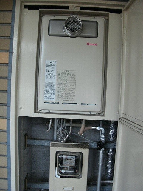 RUX-A1616T-E - 扉内設置（丸排気） | リンナイ | ガス給湯器の交換が 