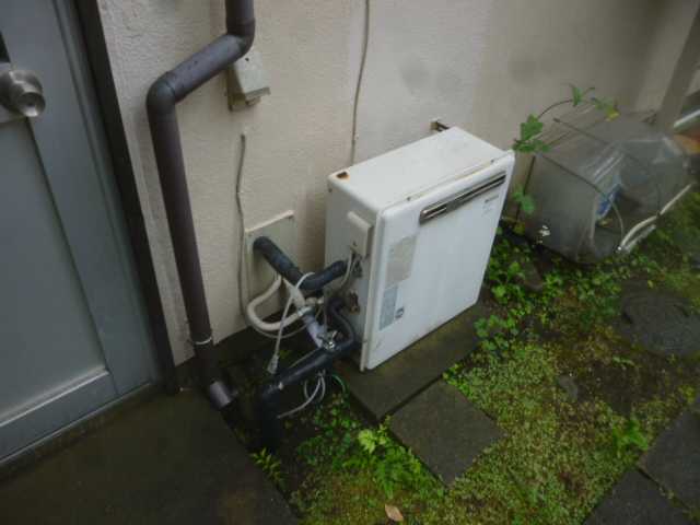 ガスふろ給湯器設置フリー型（屋外据置）の交換・修理施工例 | 給湯器 